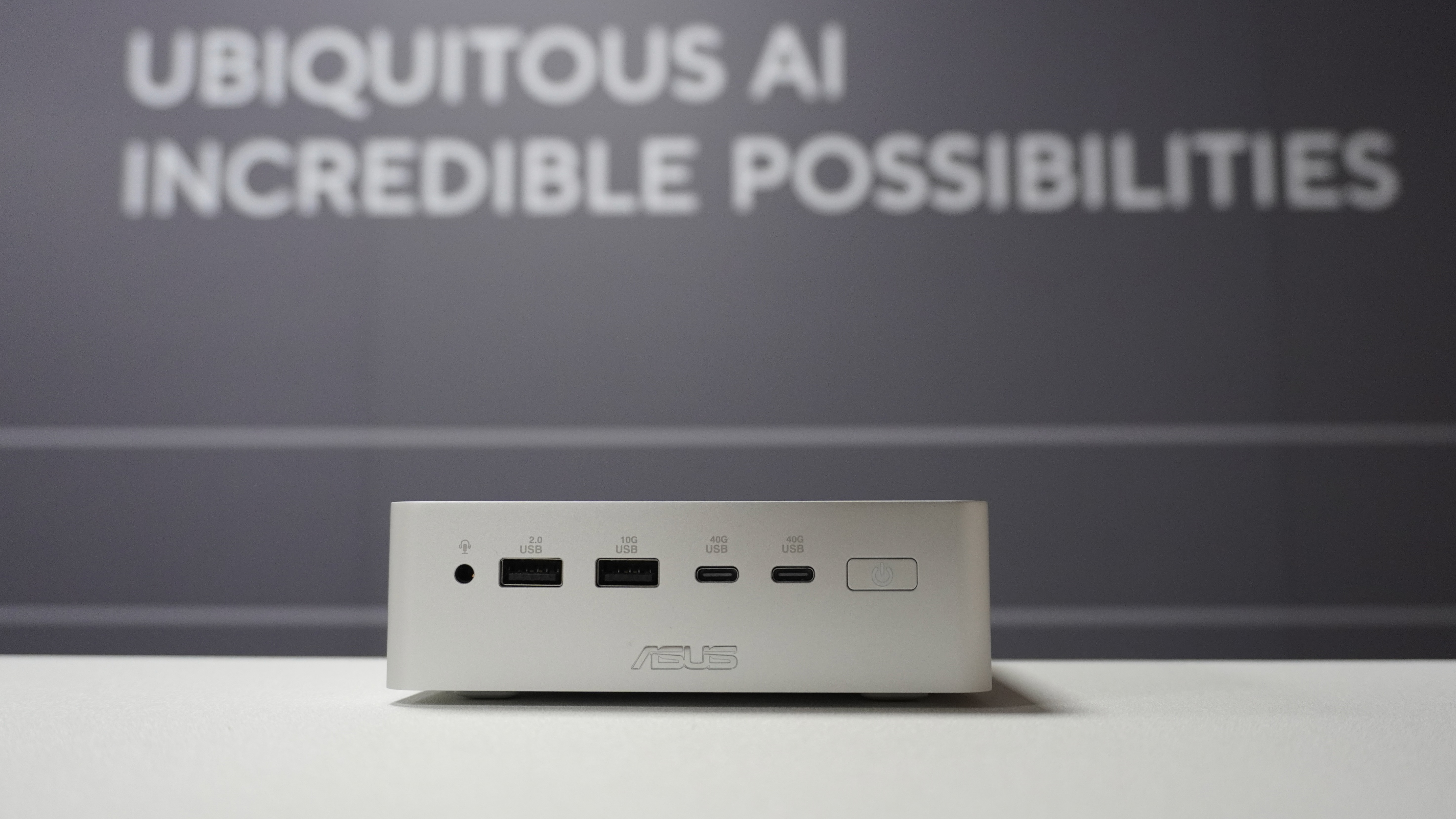 مینی کامپیوتر Asus Ascent QN10 در مقابل شعار شرکت