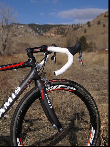 The rigidity of the matching fork belies its 300g weight.