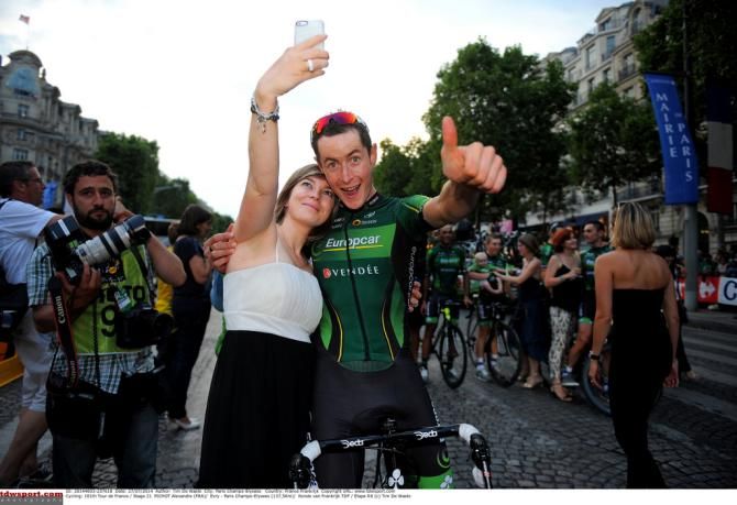 Woo! Alexandre Pichot (Europcar) celebrates arriving on the Champs-&Eacute;lys&eacute;es