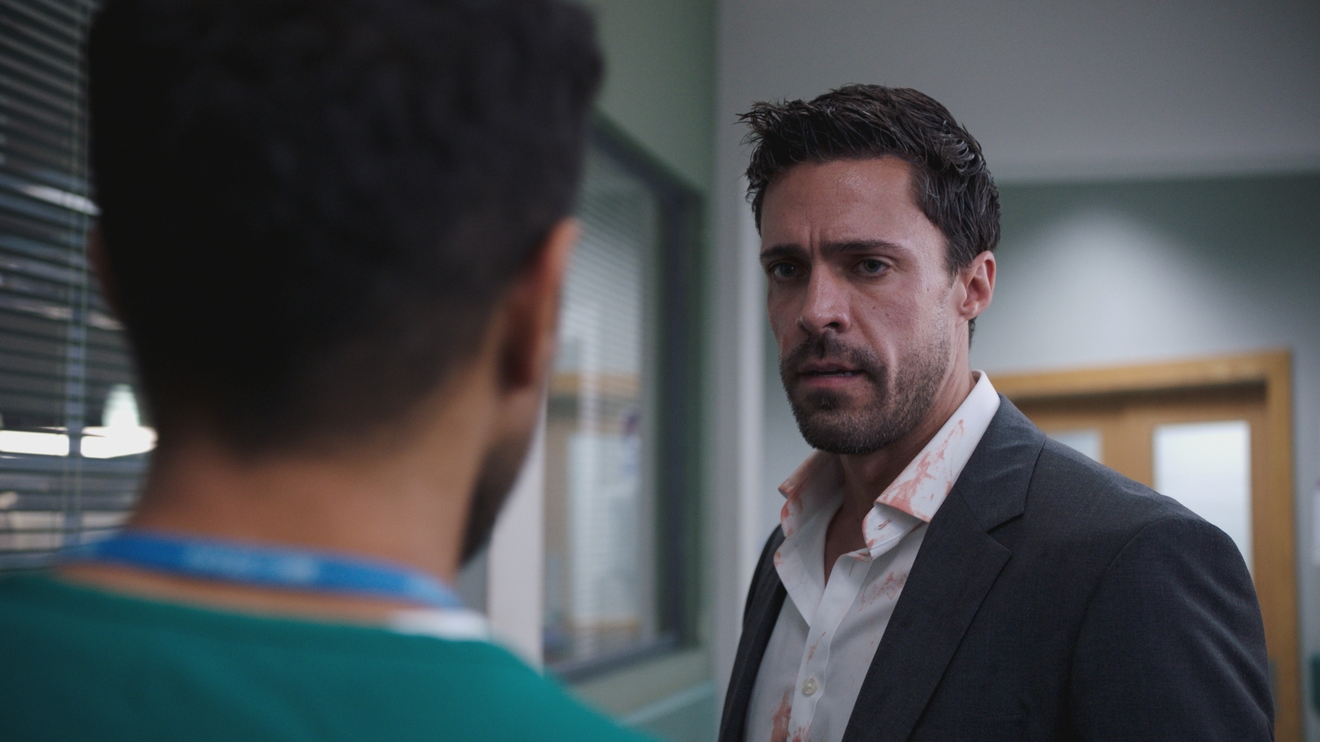 Flynn and Rash face off in a hospital corridor.