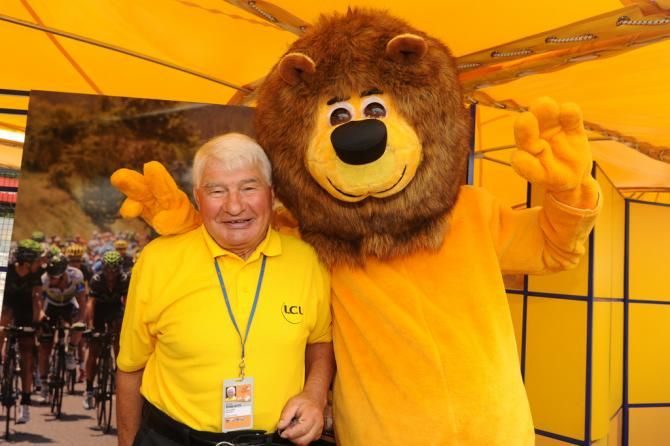 Raymond Poulidor and the LCL mascot at the village d&eacute;part