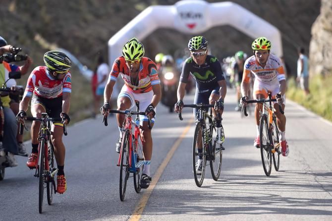 The leaders climb with the 1km banner in the distance.