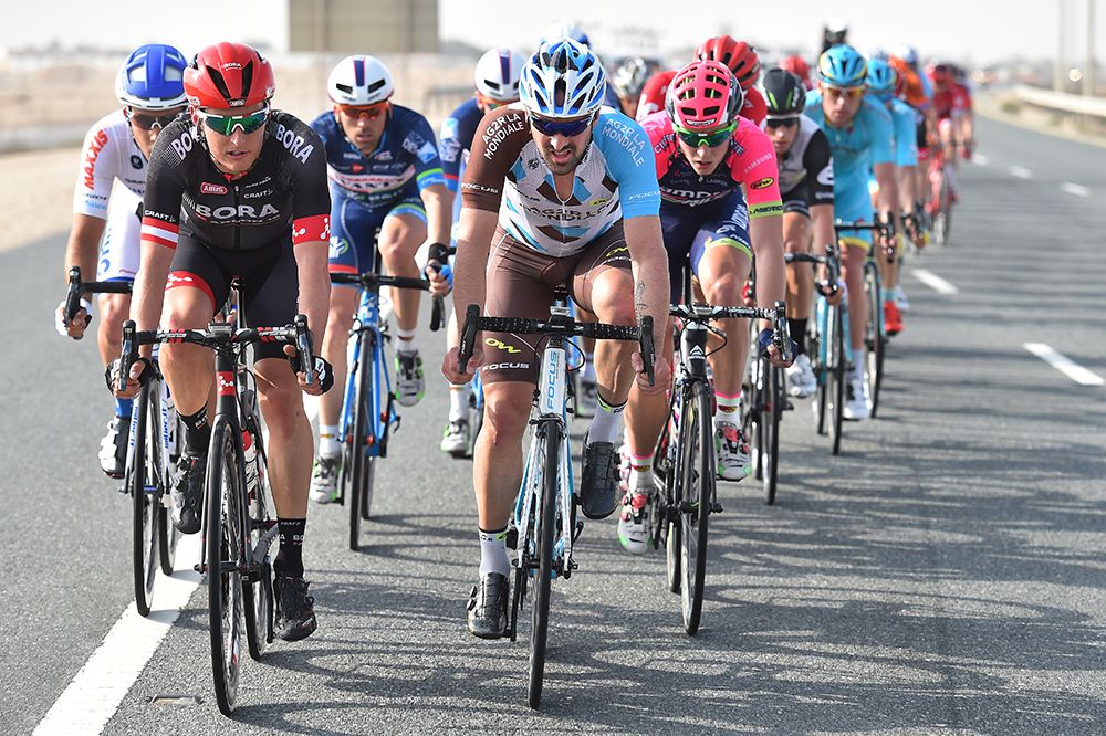 The second peloton lost almost two minutes
