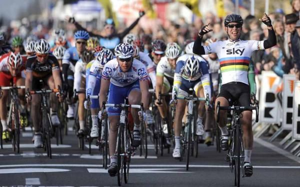 Mark Cavendish (Sky) takes the win.