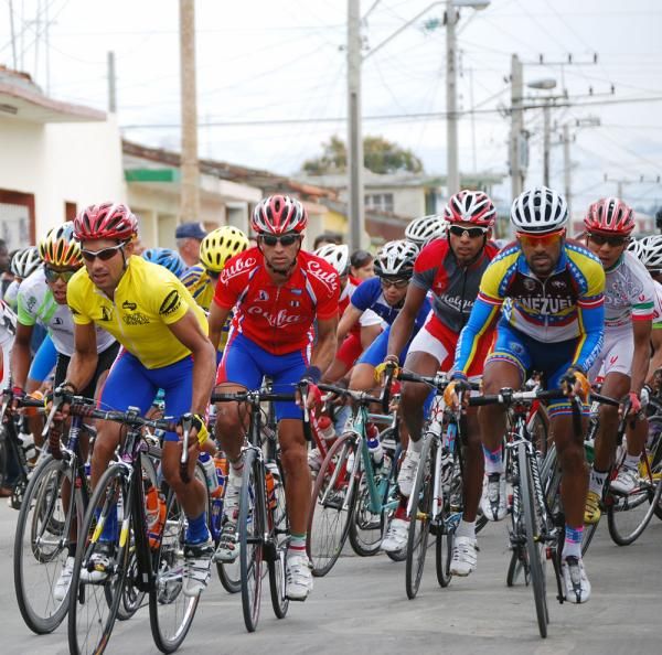 Race leader Alcolea leads the peloton