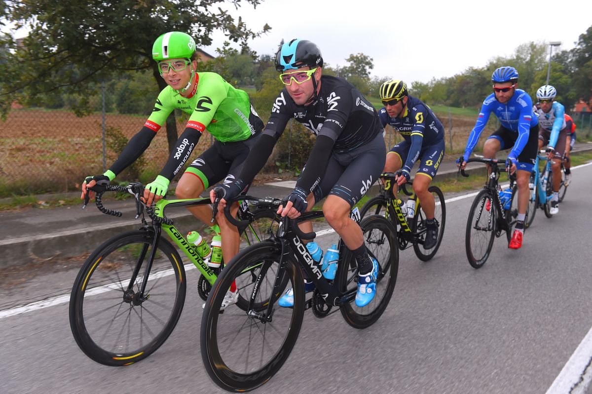 Davide Formolo and Elia Viviani chat in the bunch