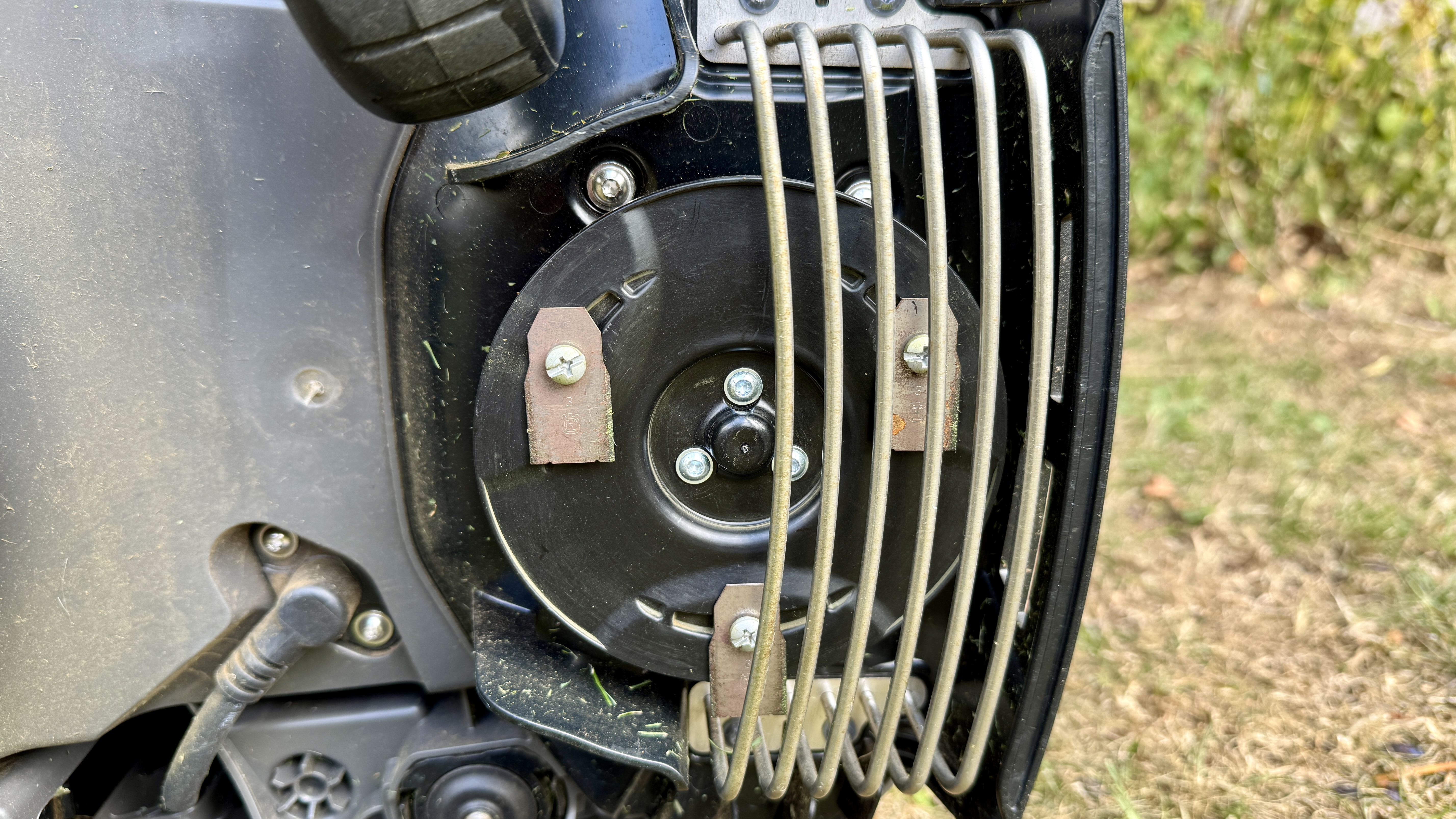 Side cutting deck on underside of Husqvarna Automower 305E NERA