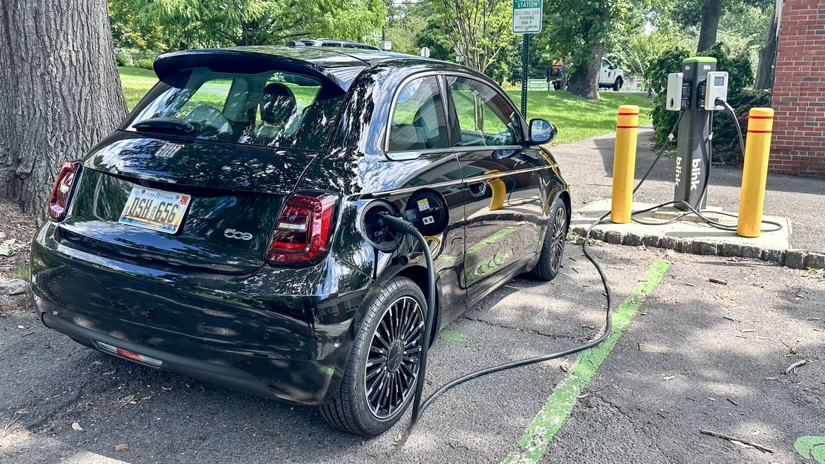 Fiat 500e recharging