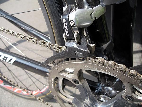 The chain stopper rests on the seat-tube and ensures the chain stays in place.