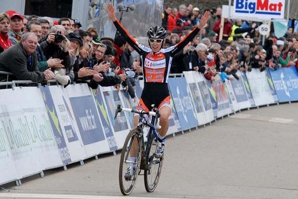 Lucie Chainel-Lefevre wins the elite women's French 'cross national title