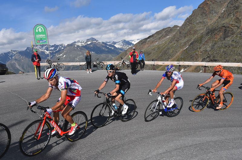 Geraint Thomas sitting in the middle of the front group as the ride onwards and upwards