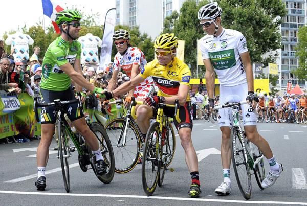 The jersey wearers congratulate each other.