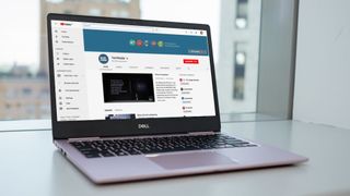 Mengunduh video dari saluran YouTube TechRadar di laptop