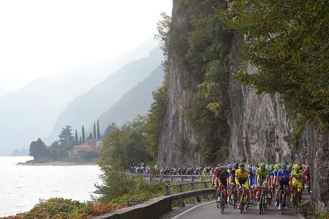Il Lombardia rounds the lake