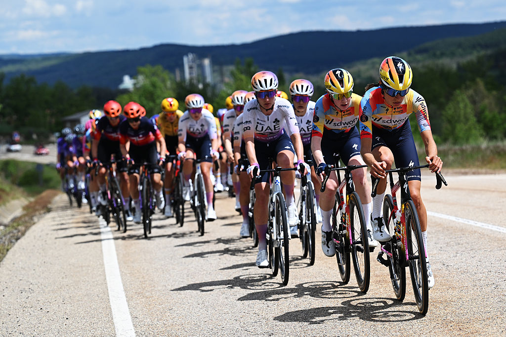 La Vuelta Femenina stage 5 LIVE: The peloton catch the remaining riders inside the final 10km