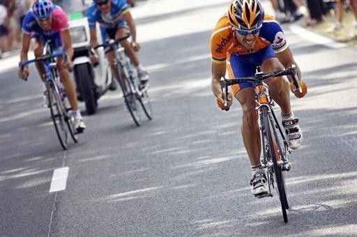 Oscar Freire (Rabobank) attacks the break