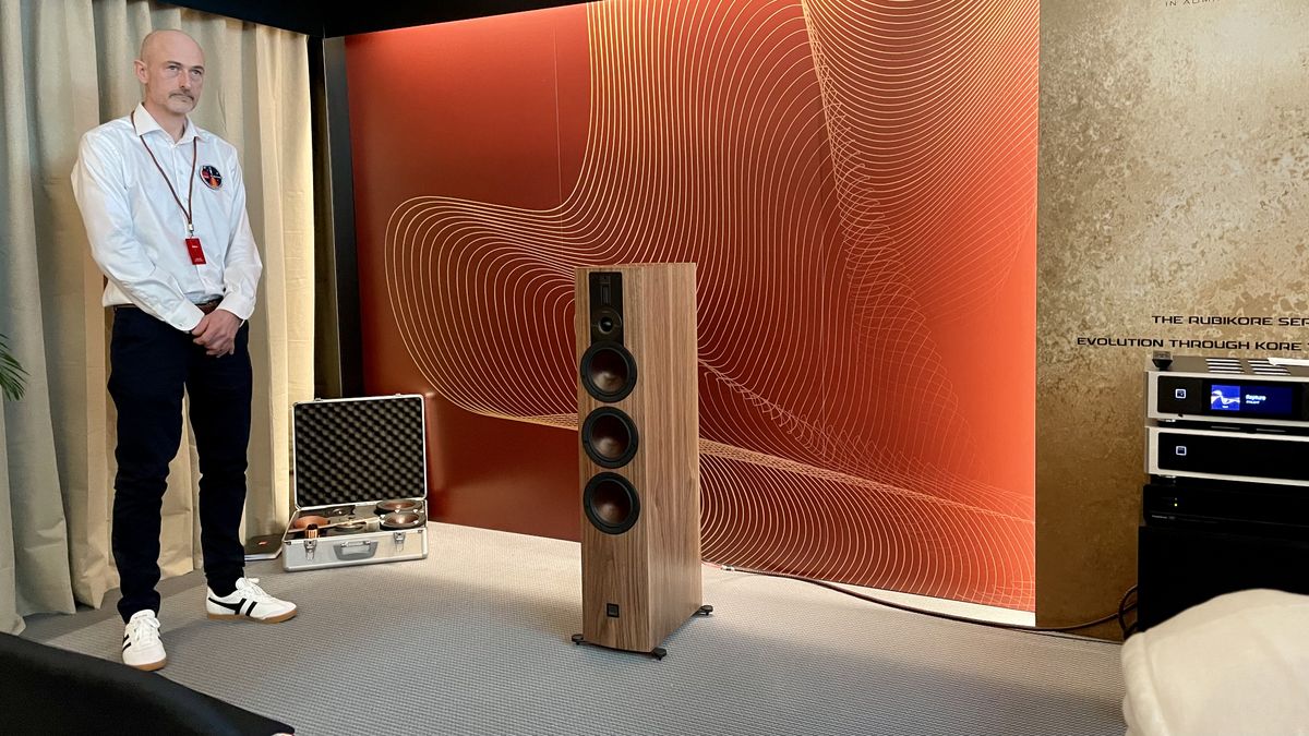 Dali Rubikore 8 in a hi-fi listening room at High End Munich