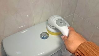 Electric scrubber to clean toilet top