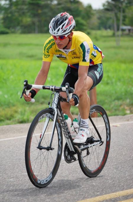 Sergio Luis Henao riding on stage 11.