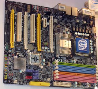 X38 Diamond uses conventional heat sinks rather than heat pipes. However, it comes with four x16 PCI Express slots and an eight-phase voltage regulator, which is usually hard to find in MSI's portfolio. All components are color-coded, and the board suppor