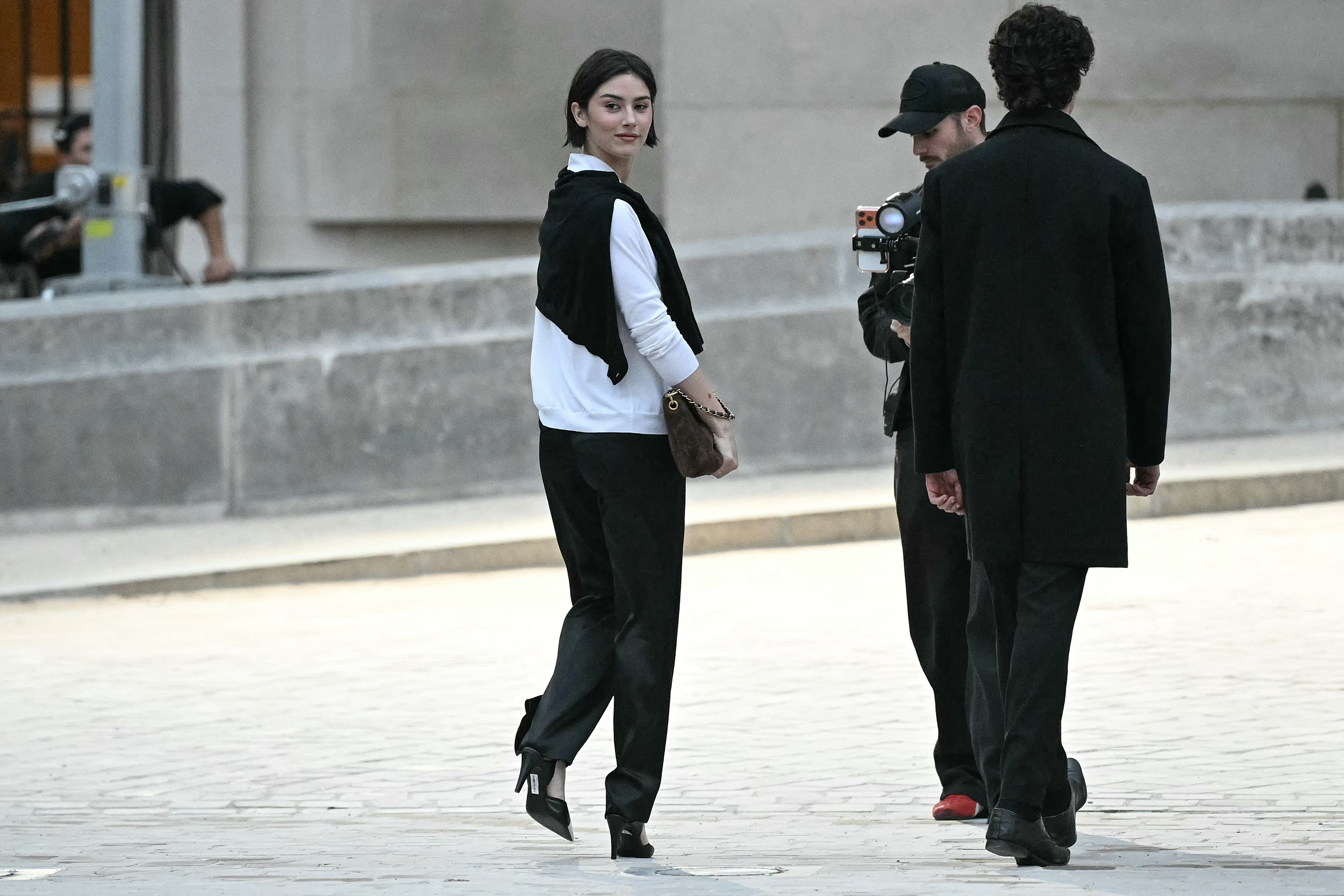 Gracie Abrams arrives at Chanel