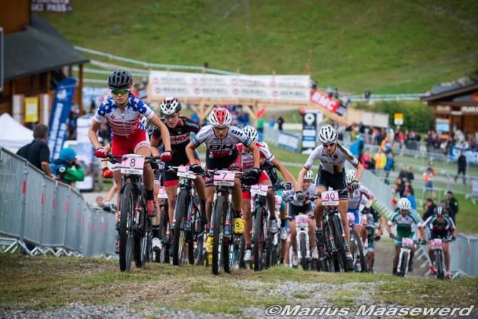 Start w. Kate Courtney (Specialized Racing XC) at the front