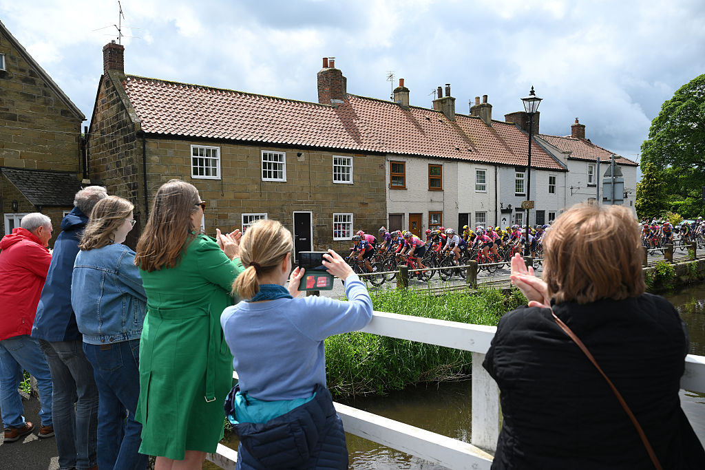 SALTBURNBYTHESEA ENGLAND JUNE 06 LR Alessia Vigilia of Italy and Team FDJ SUEZ Elynor Backstedt of Great Britain and Team SD Worx Protime Alice Towers of Great Britain and Team CANYONSRAM Zondertypio and a general view of the peloton competing while fans cheer during the 10th Tour of Britain Women 2025 Stage 2 a 1143km stage from Hartlepool to SaltburnbytheSea UCIWWT on June 06 2025 in SaltburnbytheSea England Photo by Alex BroadwayGetty Images