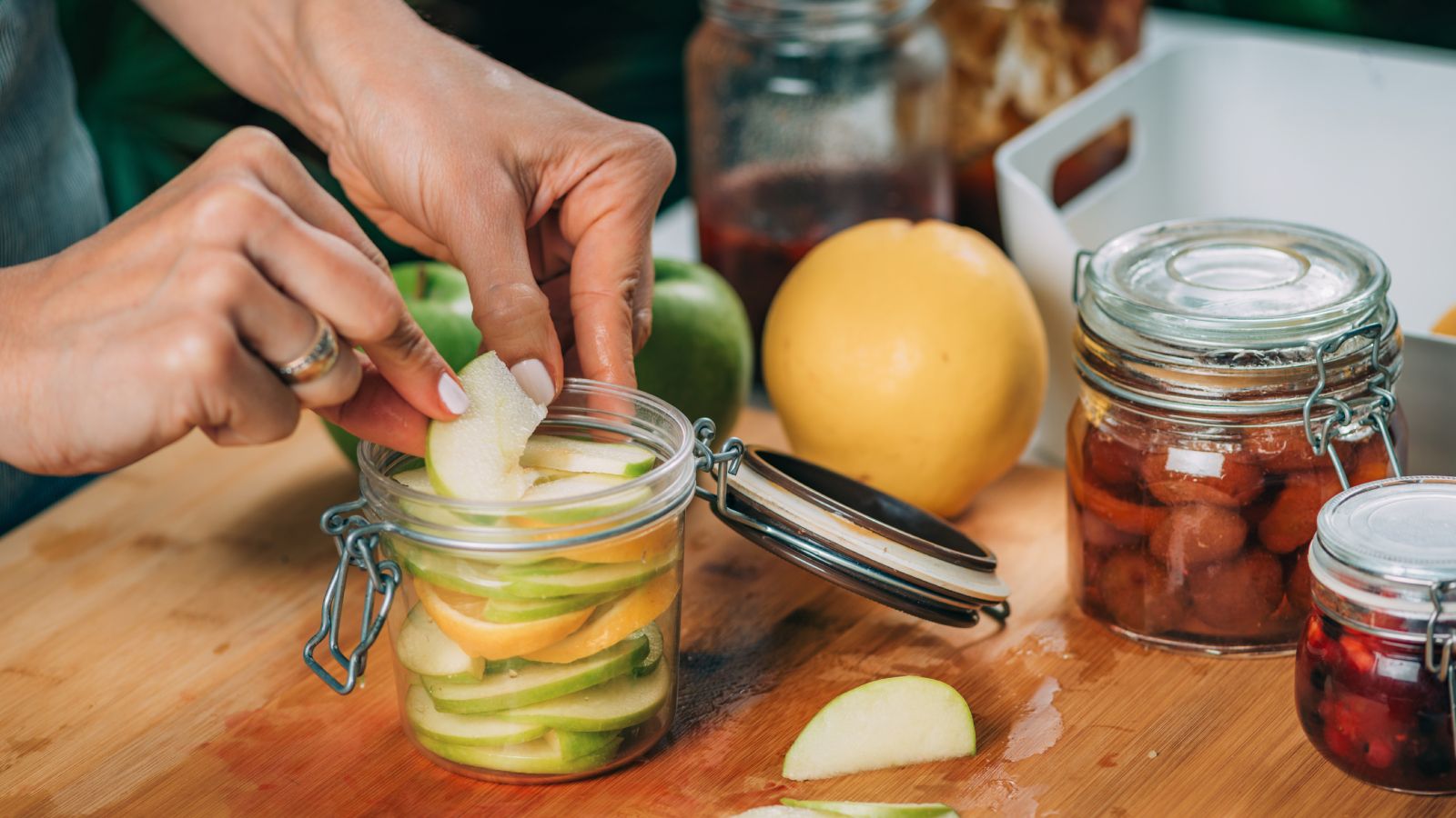 Mujer preparando frutas para la fermentación.