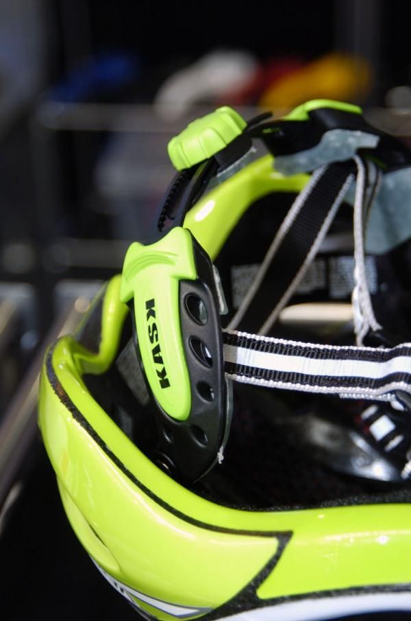 The helmets by Kask include an interesting pivot of the rear mechanism, allowing it to adapt to a head of any shape.