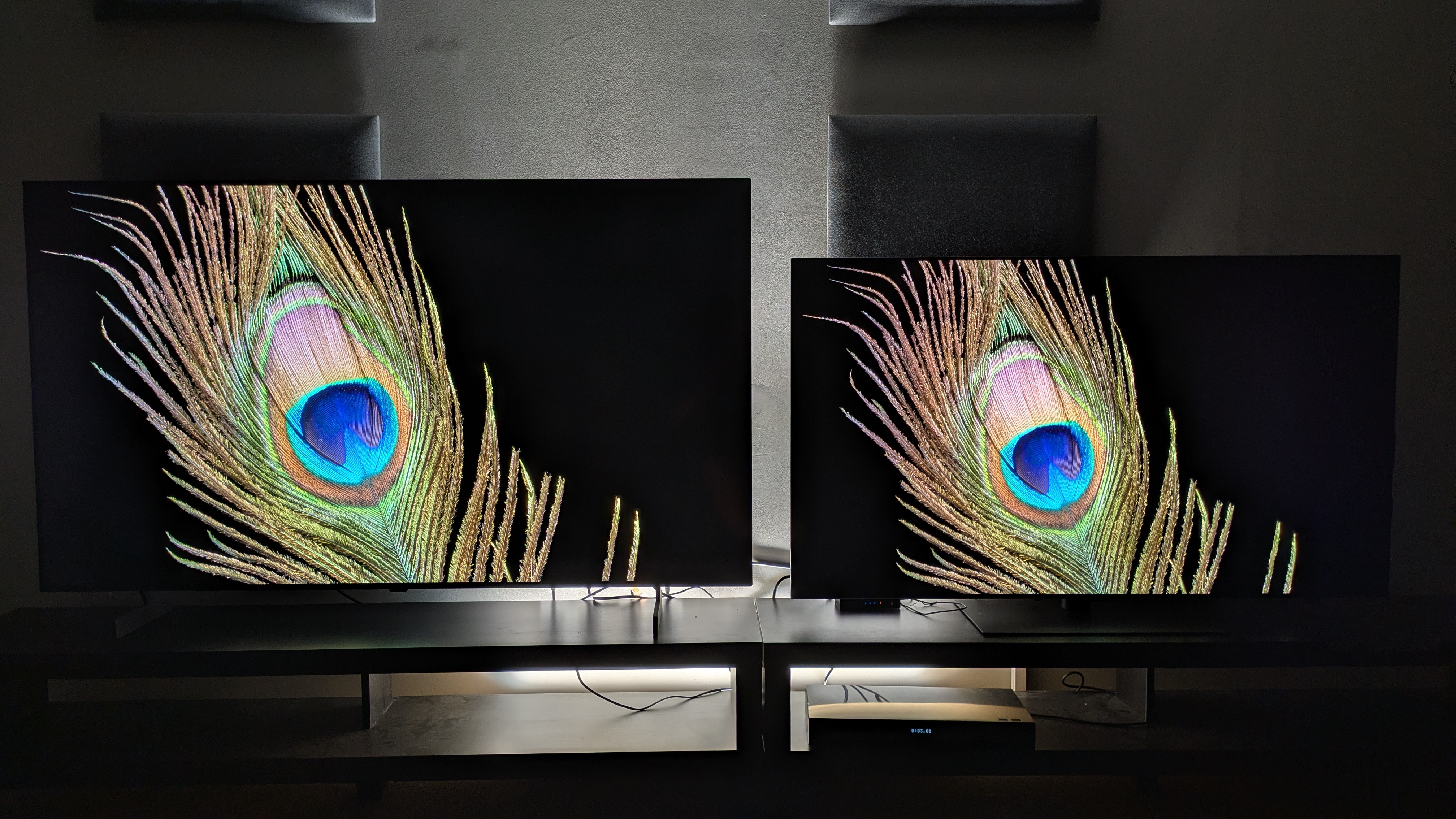 The LG B6 (left) and LG G6 (right) showing a peacock feather against a black background. The G6 shows more refined detail within the feather, as well as higher brightness in highlight areas