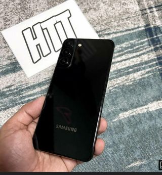 An alleged real-life photo of the back of the Samsung Galaxy S22, in all black