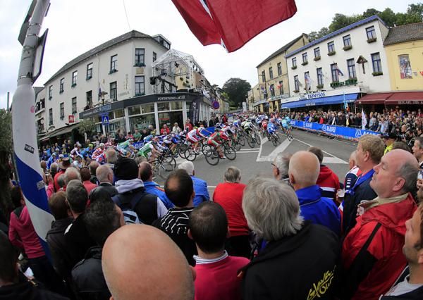 The U23 men begin their ascent of the Cauberg.