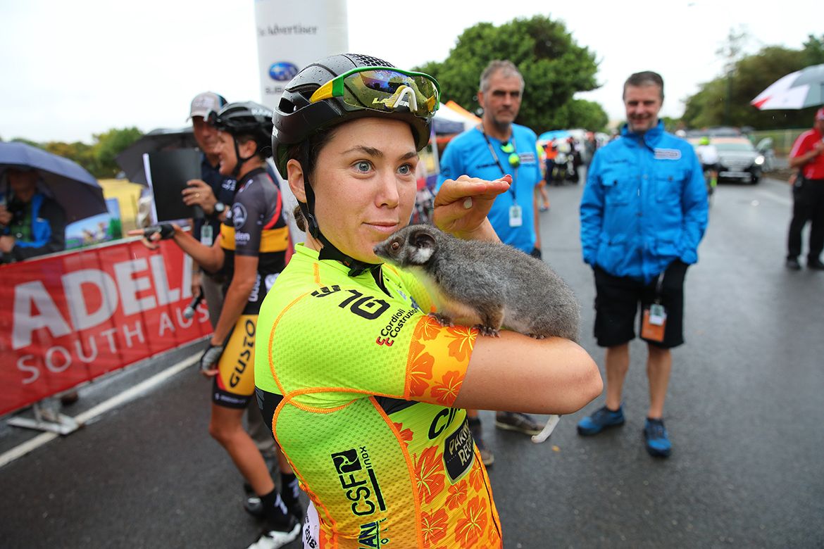 Chloe Hosking with her new friend at the start line