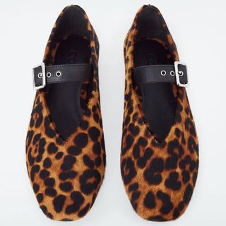 LEOPARD-PRINT PONY HAIR BALLET FLATS cut out 