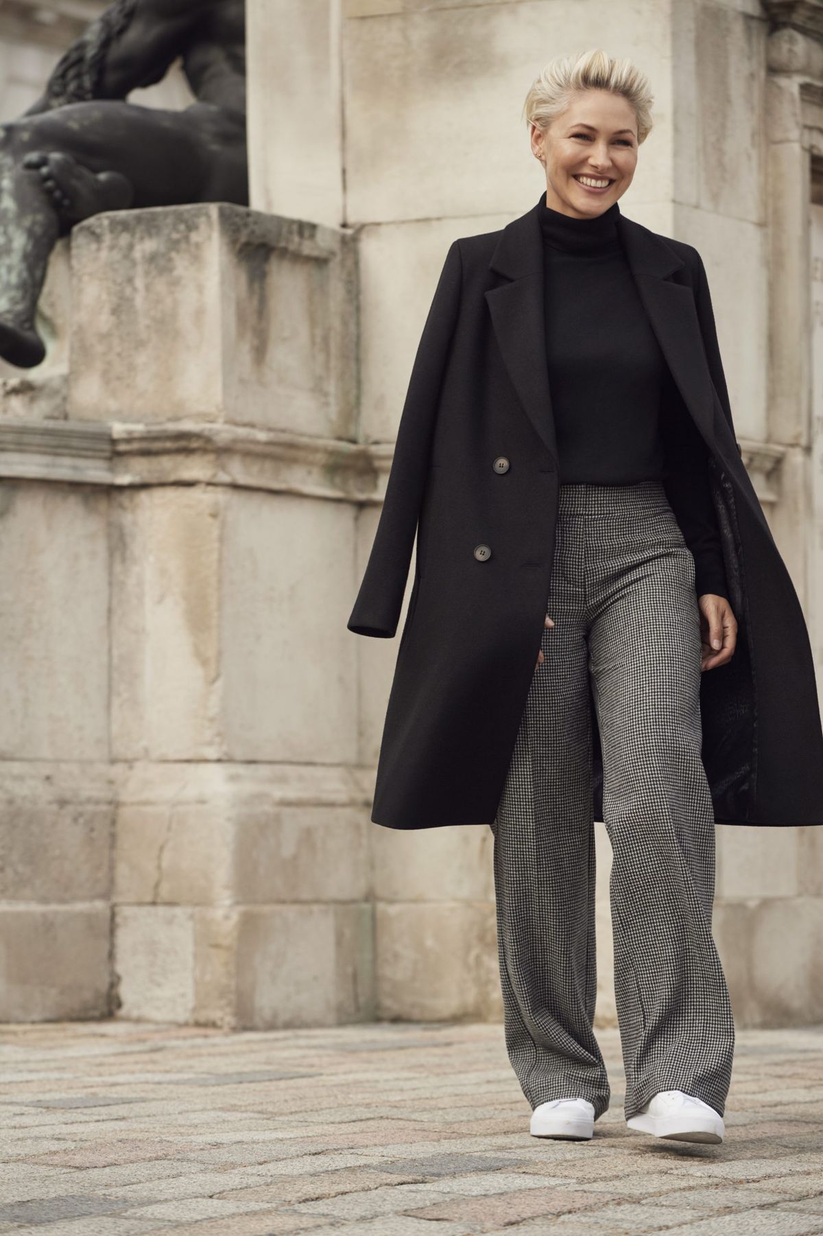 エマウィリス カシミヤ 100% ネクタイ EMMA WILLIS | Emma Willis Editorial Stock Photo - Stock Image