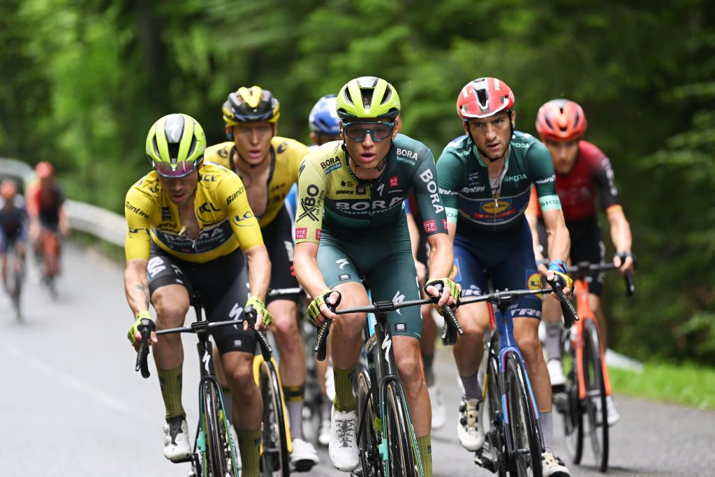Aleksandr Viasov sets the pace in the yellow jersey group for his Bora-hansgrohe teammate Primož Roglič