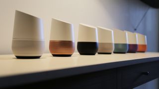 Google Home-højtalere på række