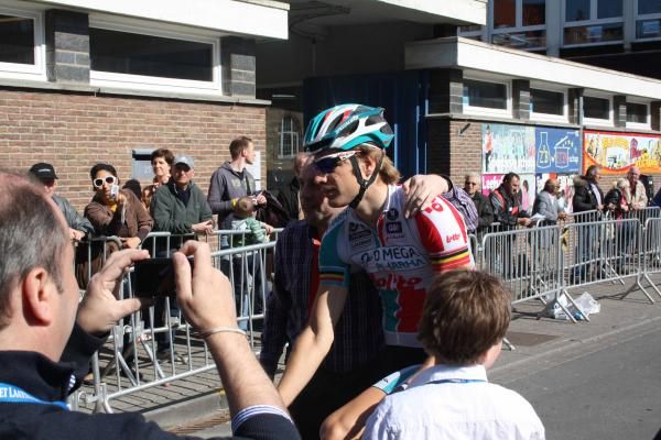 Jurgen Roelandts (Omega Pharma-Lotto) greets the fans.