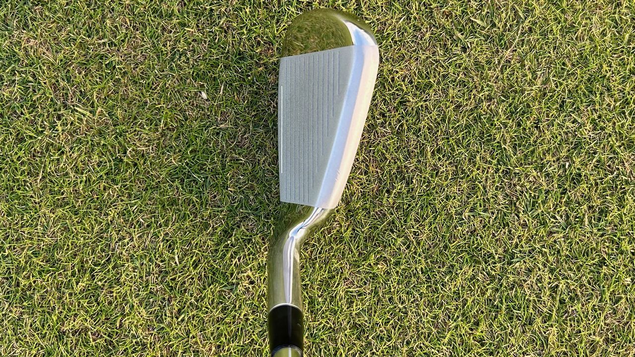 Photo of the 7-iron of the Tour Edge TE-400 Package Set