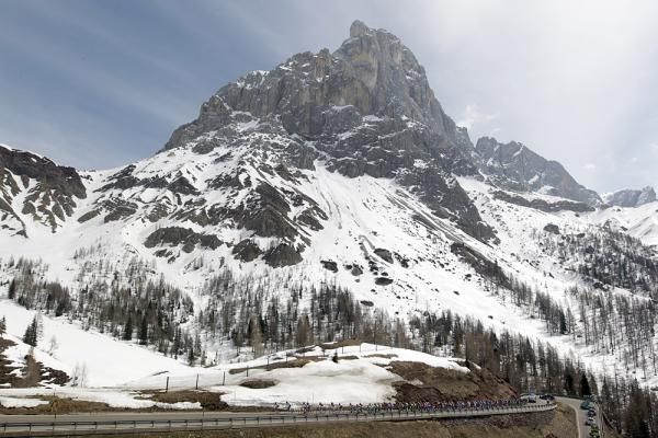 The peloton on the Passo Rolle