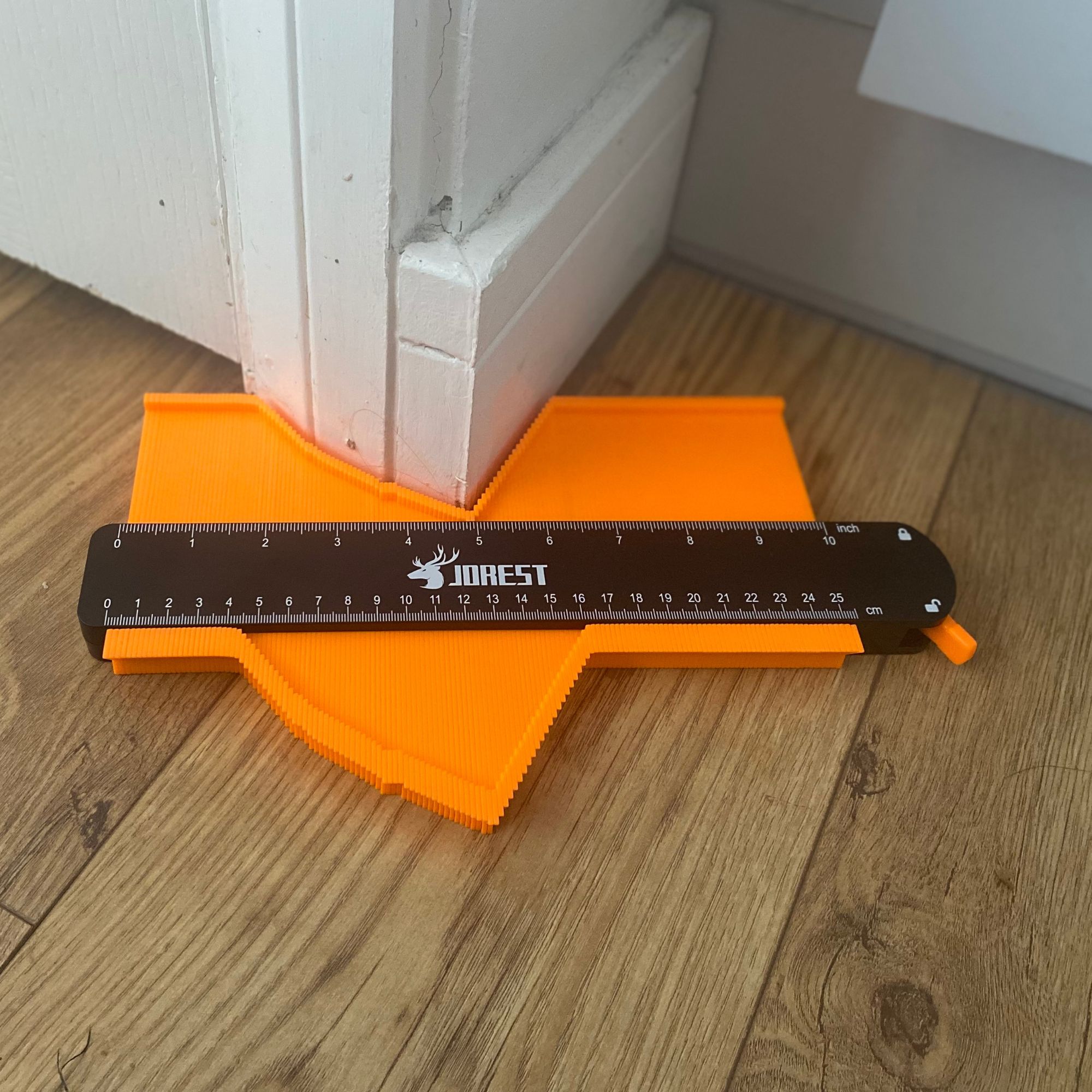 10 inch contour gauge being used to replicate the profile of an awkward angle of skirting boards