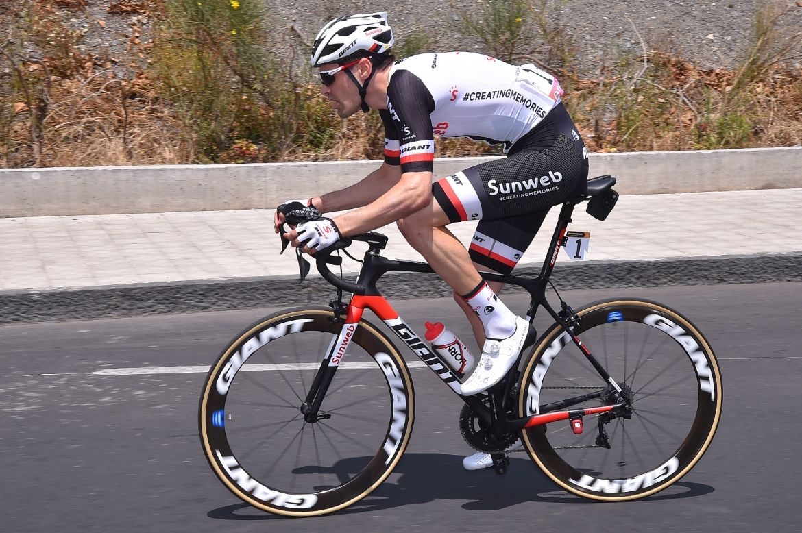 Tom Dumoulin (Sunweb) chases back after a wheel change