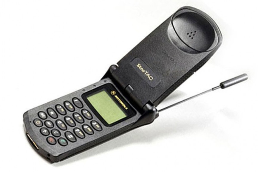 15-things-youll-only-understand-if-you-owned-a-flip-phone-13-1556727169-9F4b-column-width-inline