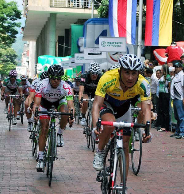 Marlon Perez (GW Shimano-Chec-Edeq-Envia) in the race leader's yellow jersey.