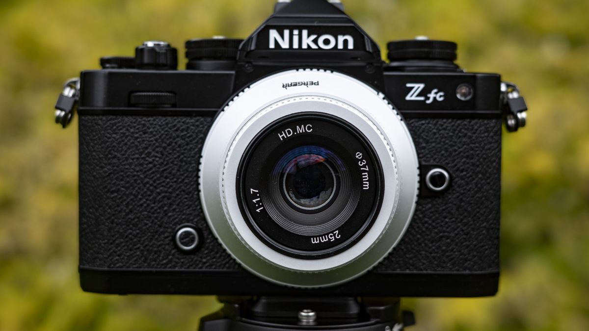The Pergear 25mm f/1.7 lens attached to a Nikon Z fc