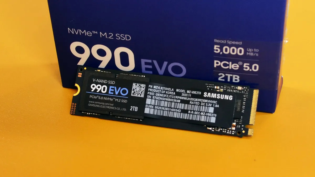 Um SSD Samsung 990 EVO com embalagem de varejo