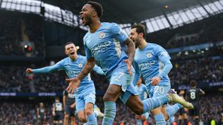 Raheem Sterling og to andre Manchester City-spillere feirer et mål