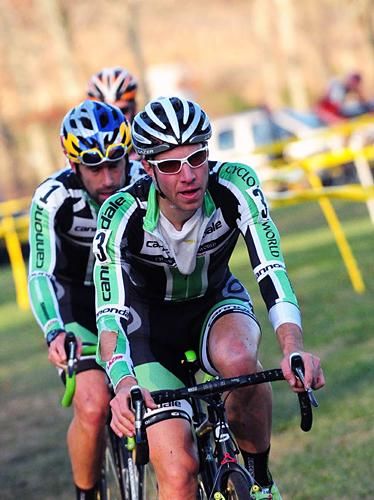 Jeremy Powers (Cannondale-Cyclocrossworld) with team-mate Johnson on his wheel.