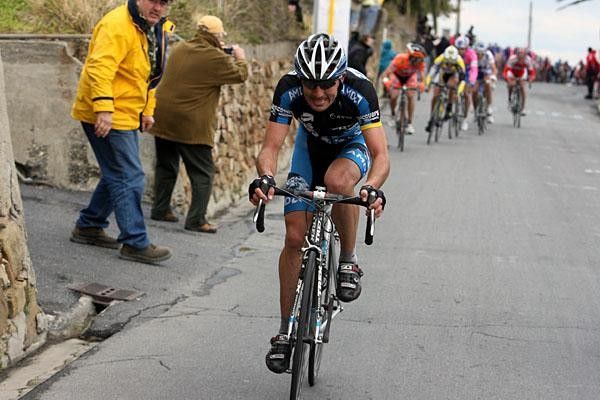 Yaroslav Popovych (Discovery) goes for it on the Cipressa.
