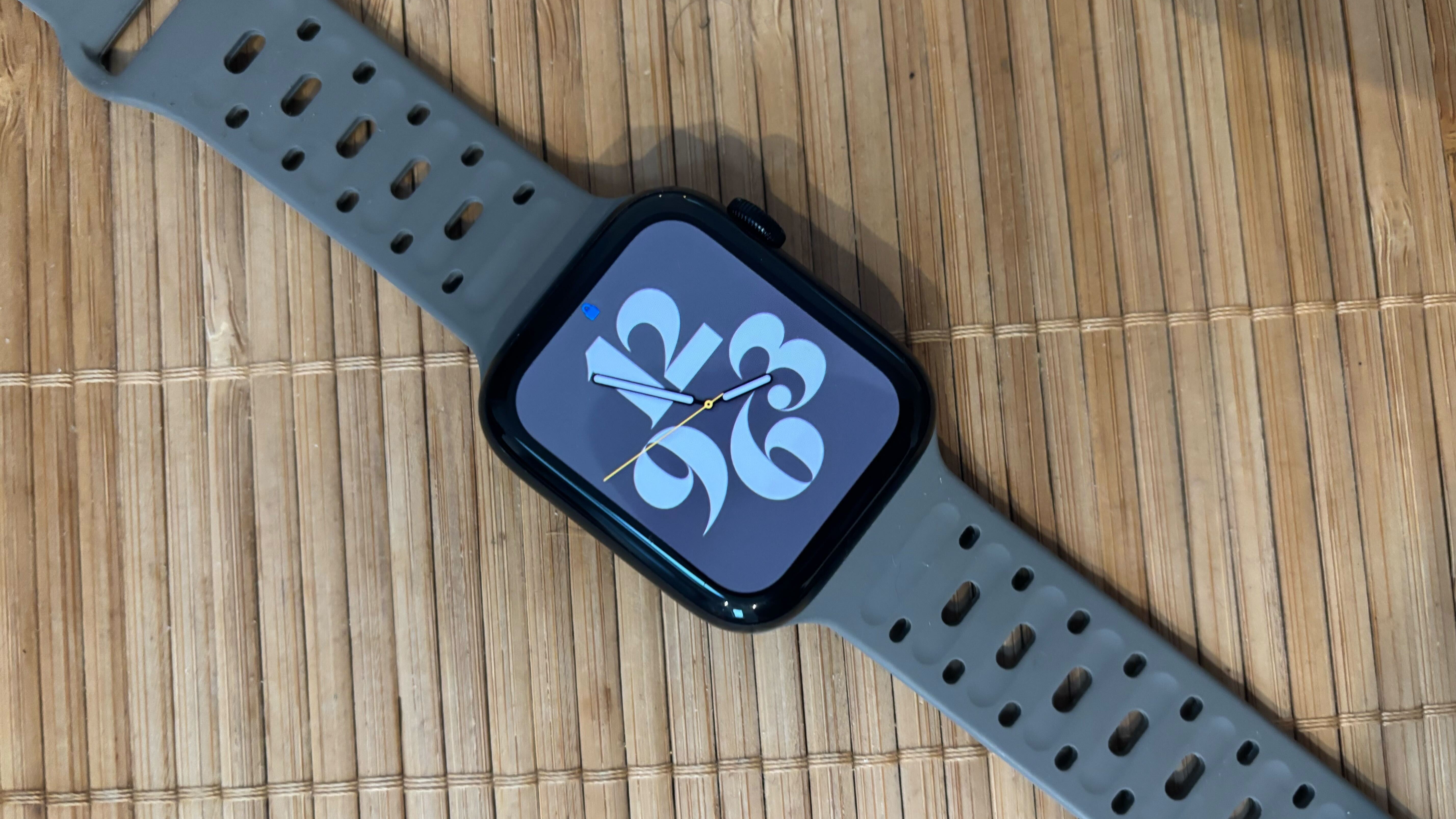 A close up of the Apple Watch SE 2 laying flat on a surface